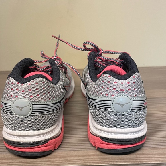 Mizuno 9.5 pink blue and white gently worn - Picture 1 of 4